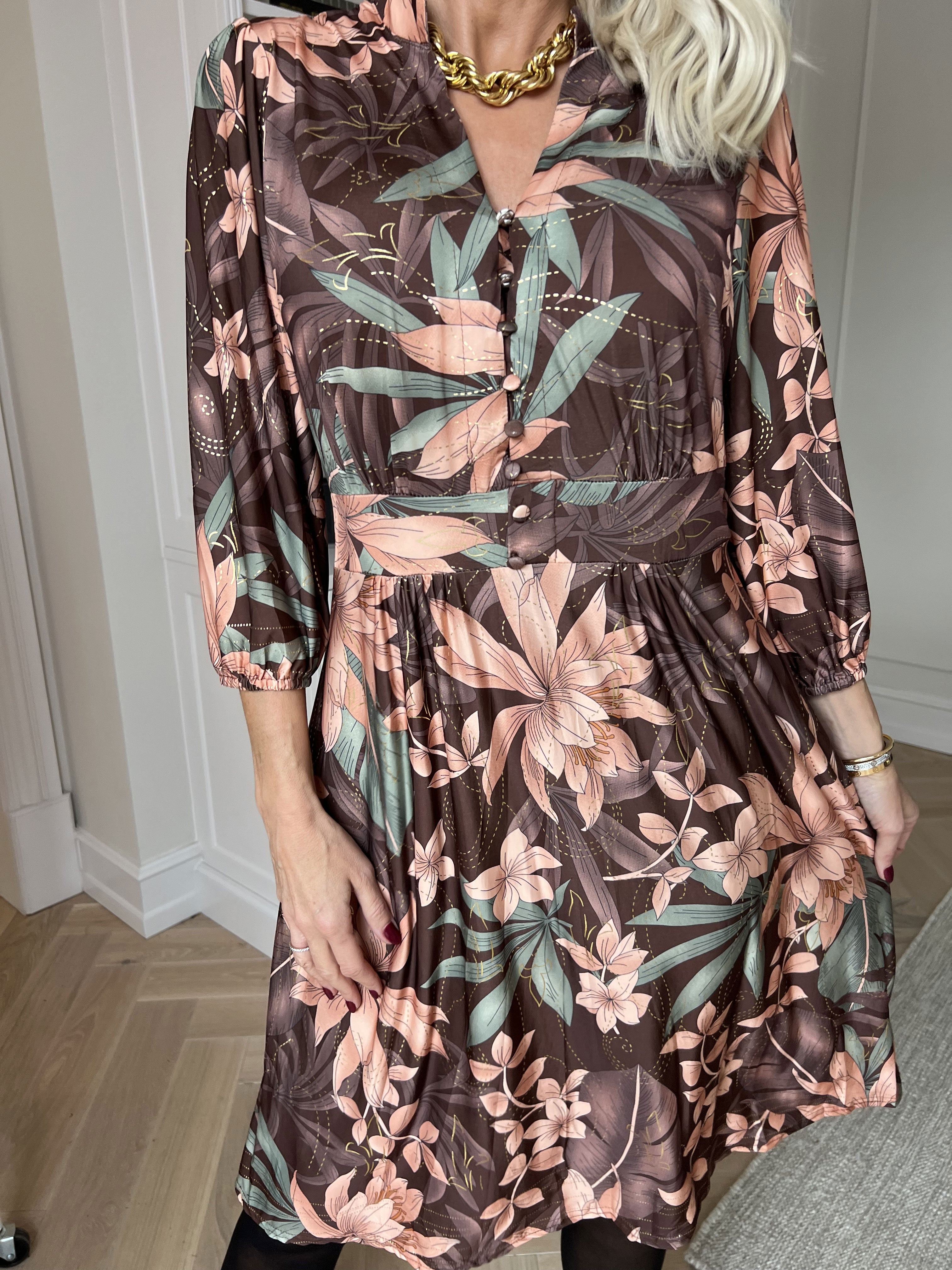 Vivien New Leaf - 3/4 ærmet kjole med mønster og slåede knapper